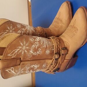 Women's cowboy boots. Size 7.5. Made in Mexico. Barely used.